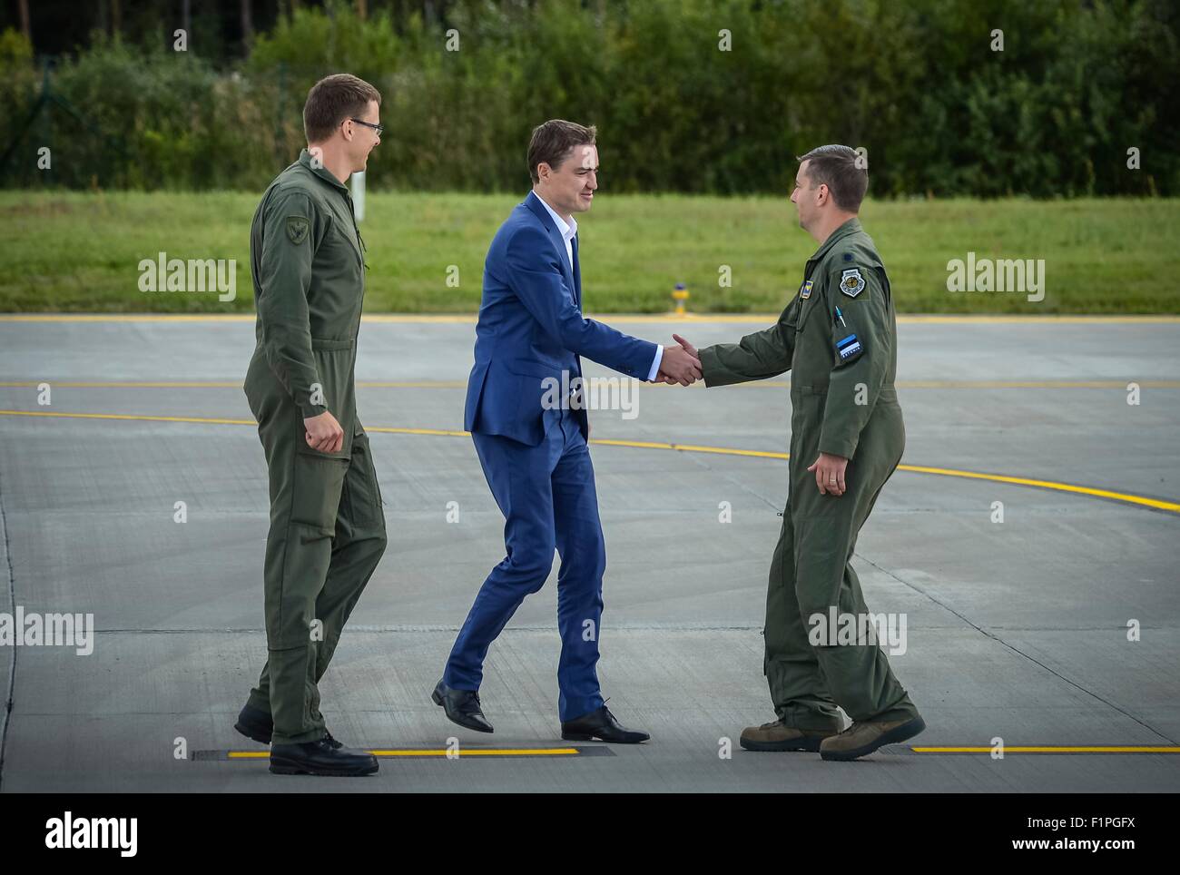 Stati Uniti Air Force Lt. Col. Daniel Lehoski, 95th Fighter Squadron commander, saluta estone di Primo Ministro Taavi Roivas prima di dargli un tour del F-22 Raptor stealth fighter a Amari Air Base Settembre 4, 2015 in Harjumaa, Estonia. Foto Stock
