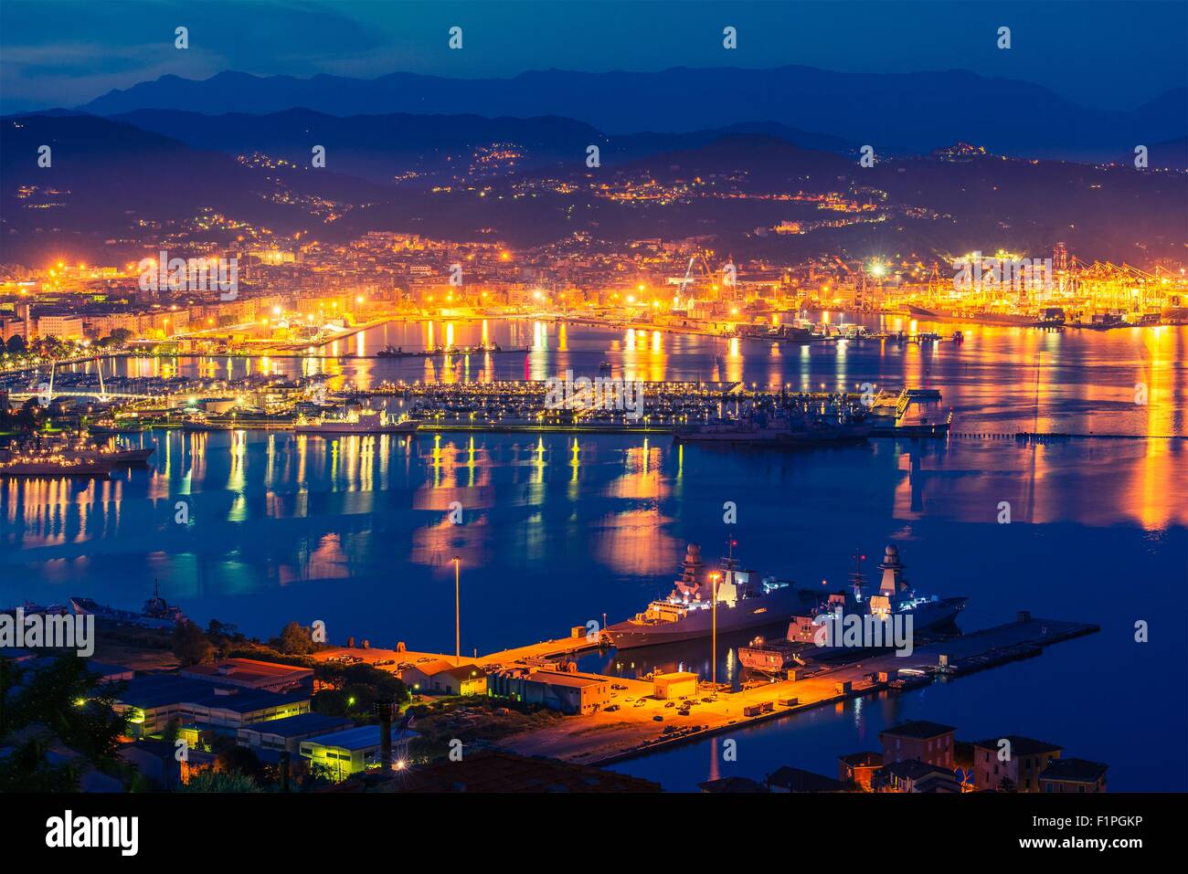 La Spezia di notte. Golfo di La Spezia nella regione Liguria del Nord  Italia Foto stock - Alamy