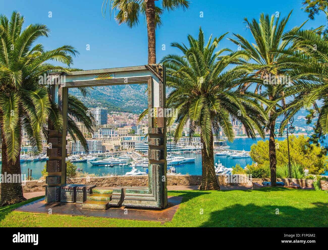 Monte Carlo Monaco vista panoramica attraverso l arte della scultura del telaio nel Monte Carlo Park. Monaco Marina e sullo skyline della città. Foto Stock
