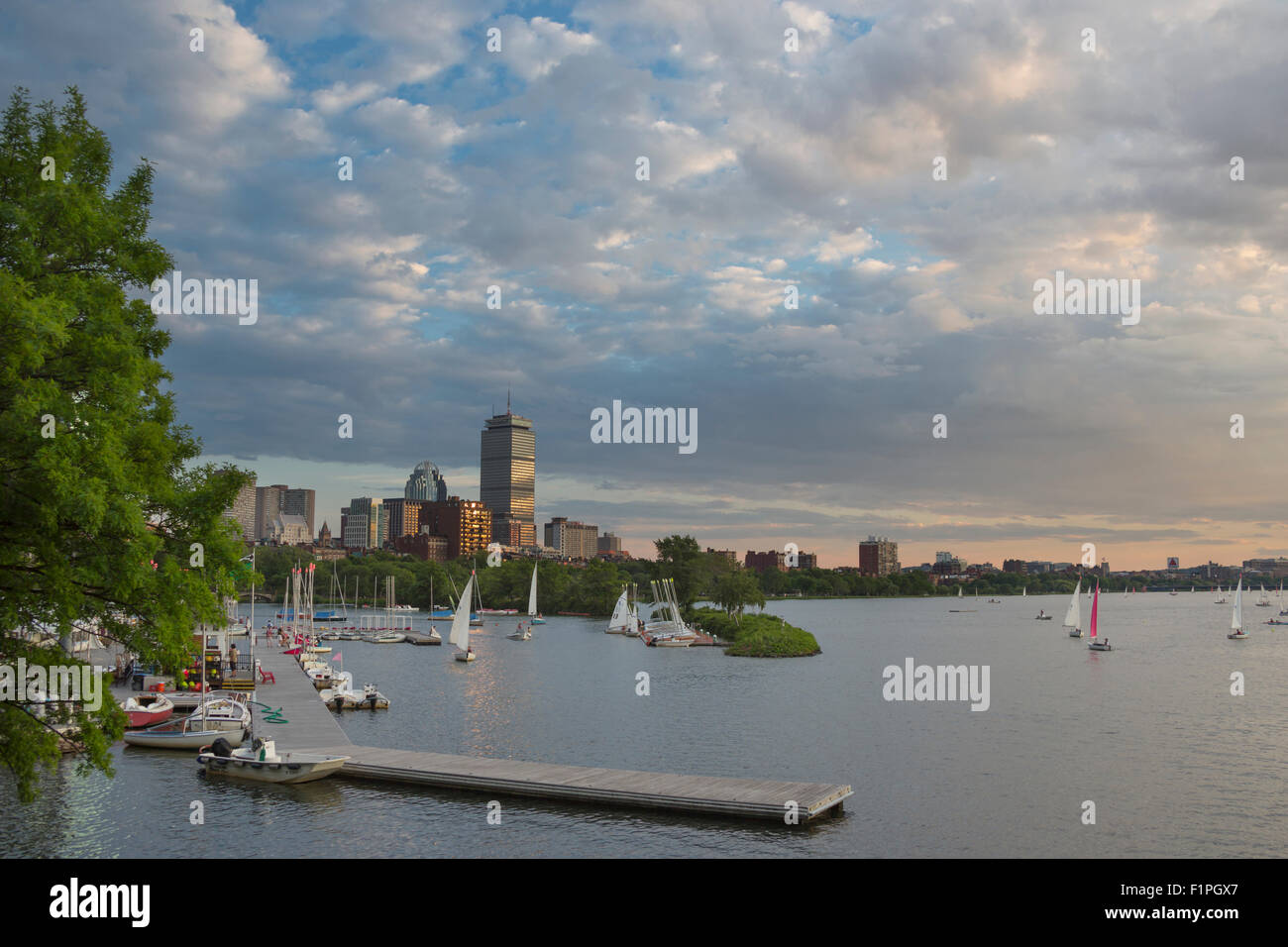 Barche a vela Charles River ESPLANADE BACK BAY SKYLINE CAMBRIDGE MASSACHUSETTS USA Foto Stock