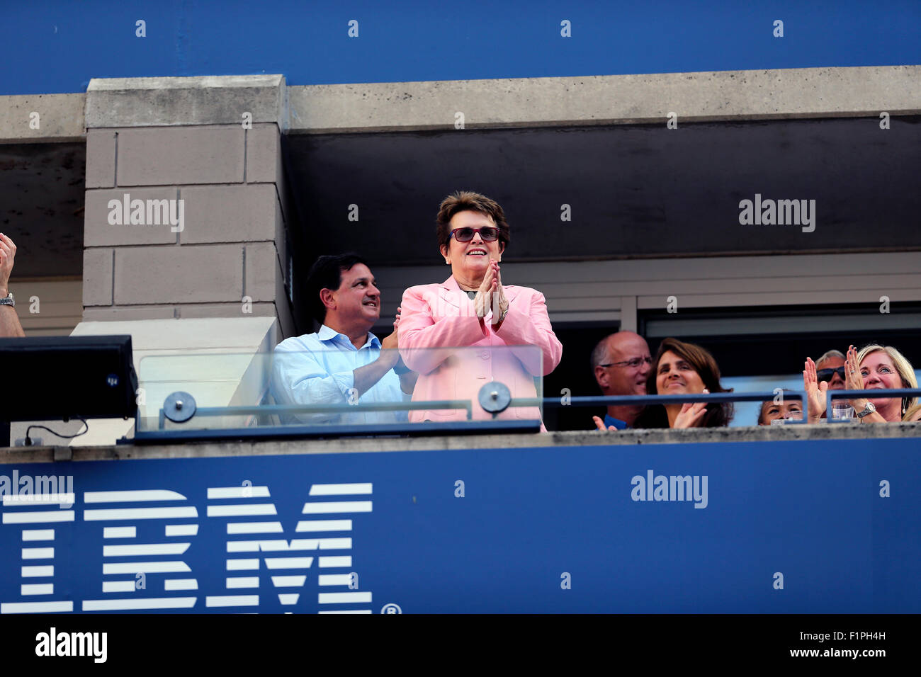 New York, Stati Uniti d'America. 5 Settembre, 2015. Billie Jean King gode di un momento con la folla durante il match tra Victoria Azarenka e Angelique Kerber della Germania nel terzo round di Stati Uniti Aperto in Flushing Meadows, New York il 5 settembre, 2015. Credito: Adam Stoltman/Alamy Live News Foto Stock