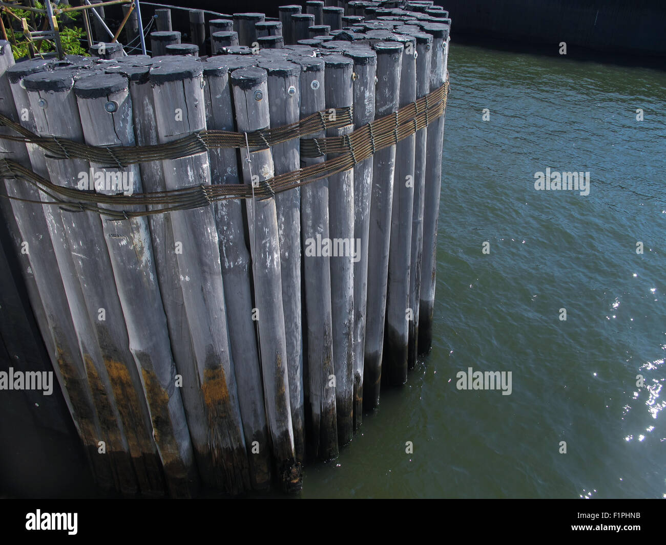 Pali di legno da acqua, East River, New York City, nello Stato di New York, Stati Uniti d'America Foto Stock