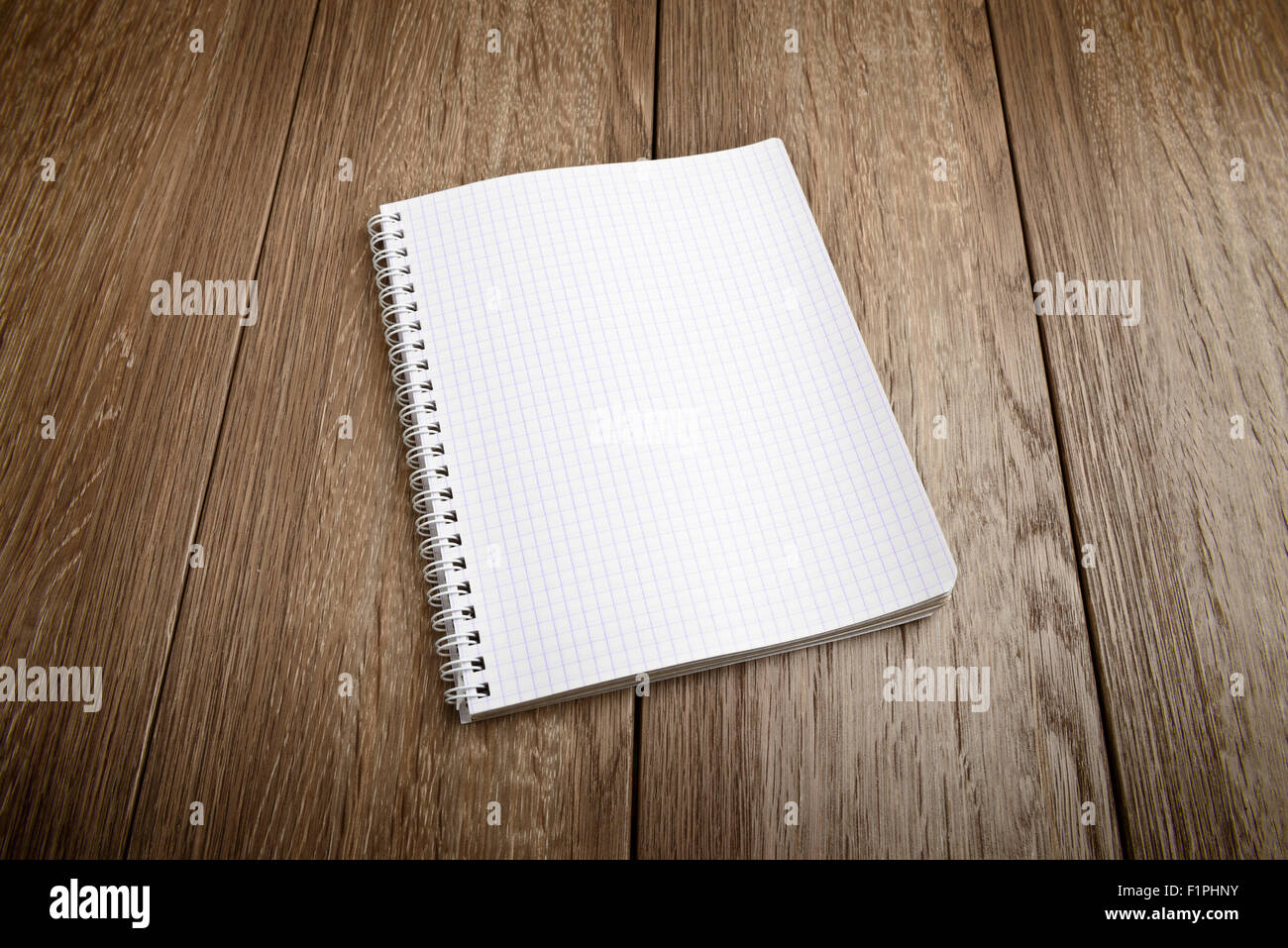 Notebook bianco carta sul tavolo di legno Foto Stock
