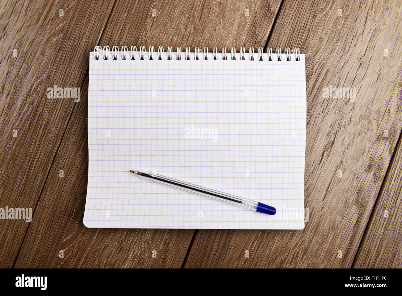 Notebook e penna. Vuoto pagina bianca su sfondo di legno Foto Stock