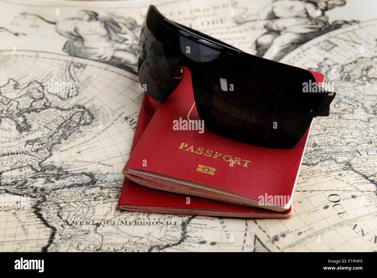 Concetto di viaggio, due passaporti e occhiali da sole sulla mappa precedente Foto Stock
