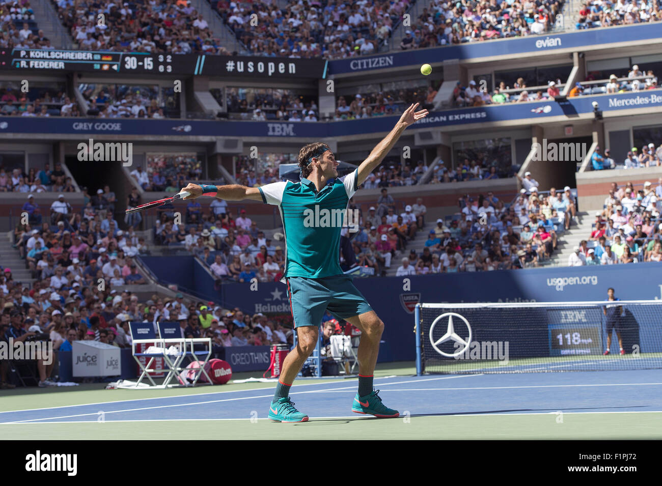 Il Flushing Meadow, NY, STATI UNITI D'AMERICA. 5 Sep, 2015. NEW YORK-05 settembre: Roger Federer (SUI) in azione qui, sconfigge Philipp KOHLSCHREIBER: risultati nei (GER) 63 64 64 durante il loro terzo round della partita del 2015 US Open a Flushing Meadows, NY.Credito: Andrea, Patrono/filo di Zuma Credito: Andrea, Patrono/ZUMA filo/Alamy Live News Foto Stock