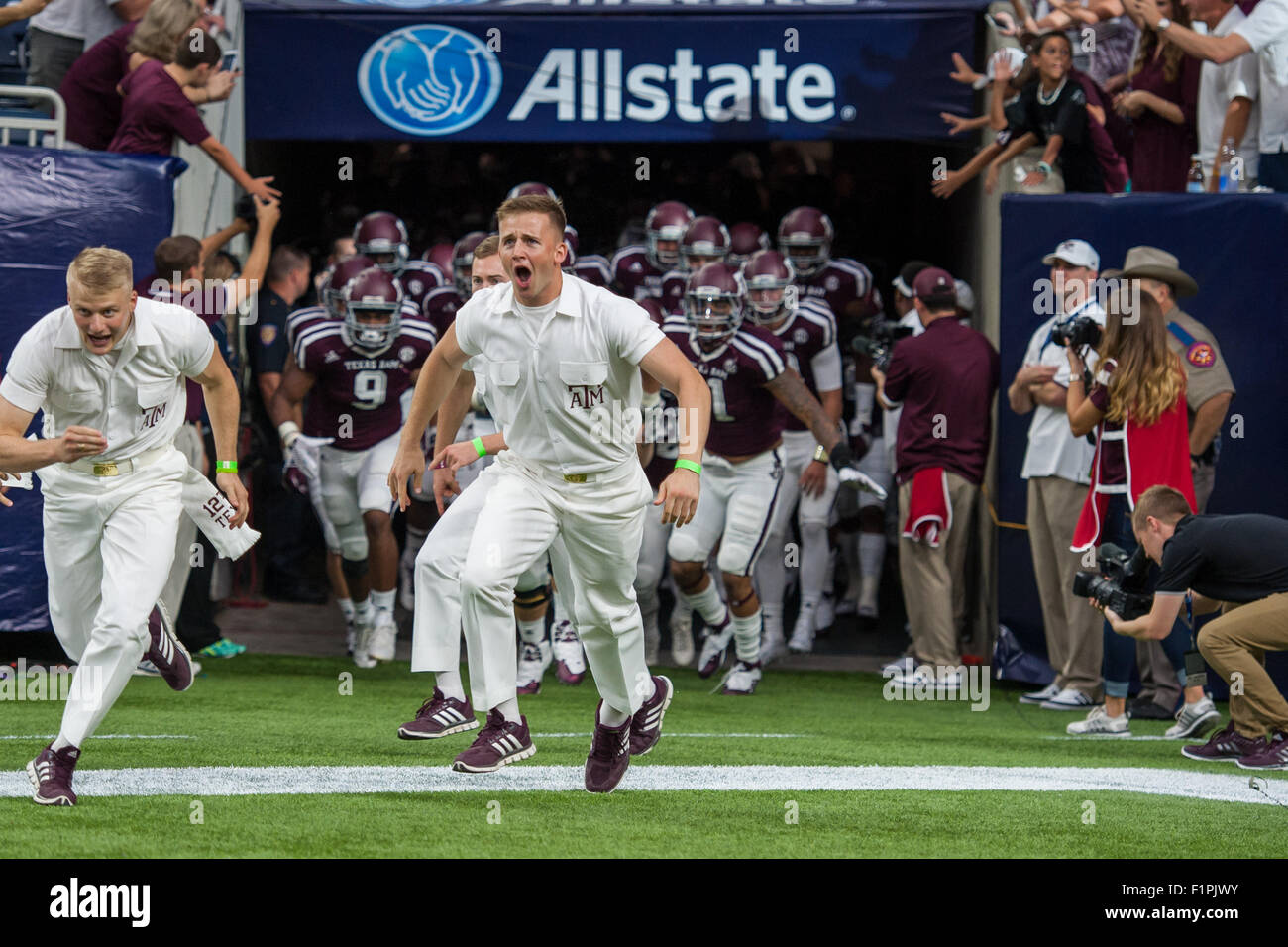 5 Settembre 2015: il Texas A&M Aggies entrano in campo prima di un NCAA Football gioco tra il Texas A&M Aggies e Arizona State Sun Devils a NRG Stadium di Houston, TX. Il Aggies vinto 38-17.Trask Smith/CSM Foto Stock