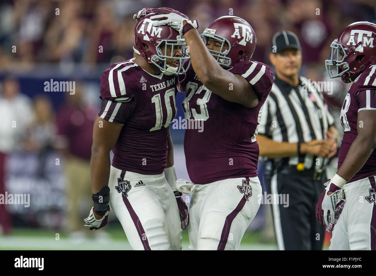 5 Settembre 2015: Texas A&M Aggies defensive lineman Daeshon Hall (10) celebra il suo sacco di Arizona State Sun Devils quarterback Mike Bercovici (2) con Texas A&M Aggies lineman difensivo Alonzo Williams (83) durante la seconda metà di un NCAA Football gioco tra il Texas A&M Aggies e Arizona State Sun Devils a NRG Stadium di Houston, TX. Il Aggies vinto 38-17.Trask Smith/CSM.Trask Smith/CSM Foto Stock