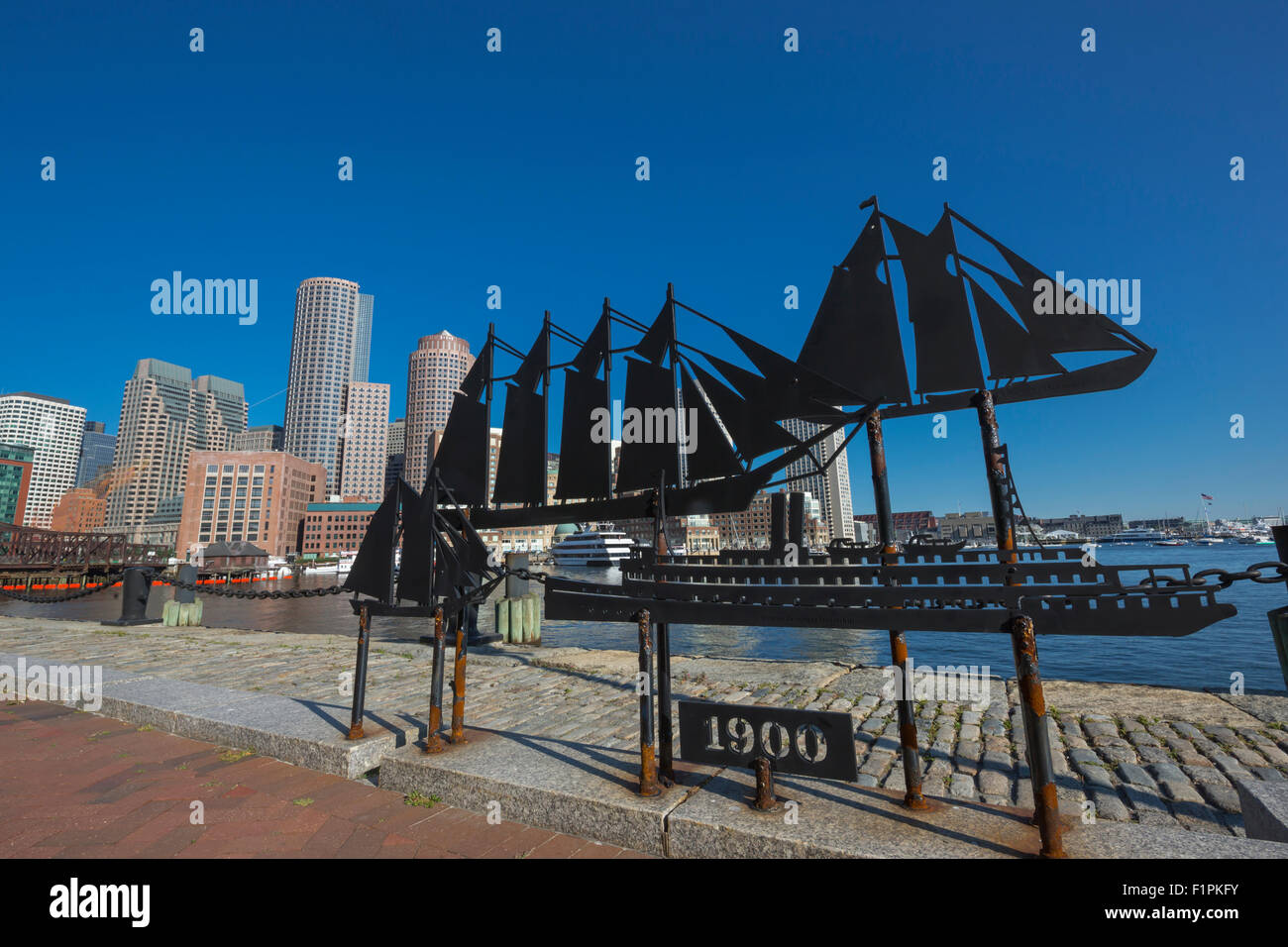 Nave storica sculture FAN PIER HARBORWALK Rowes Wharf skyline del centro porto interno South Boston Massachusetts, STATI UNITI D'AMERICA Foto Stock