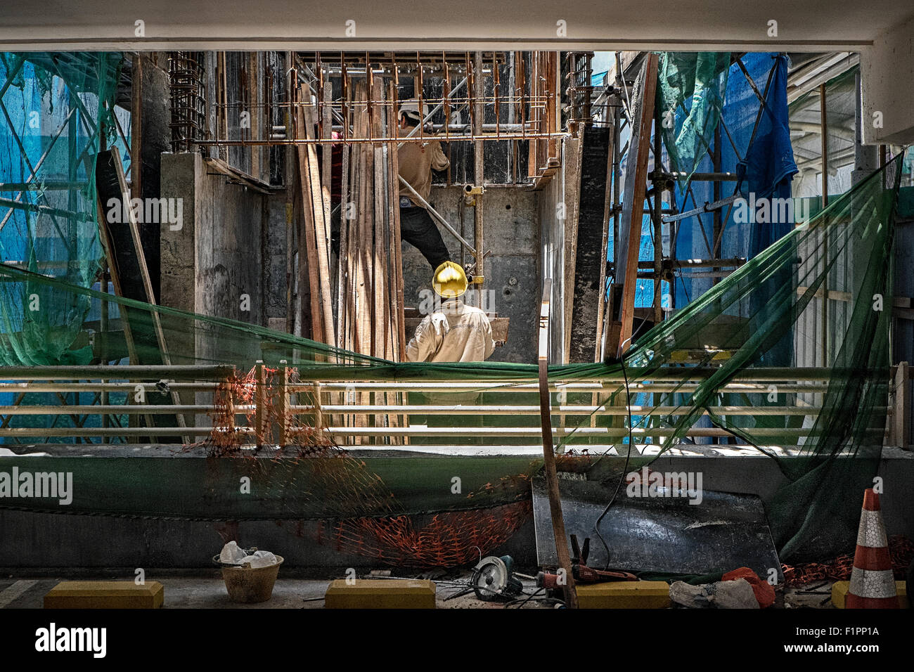 La costruzione dei lavoratori durante il lavoro Foto Stock