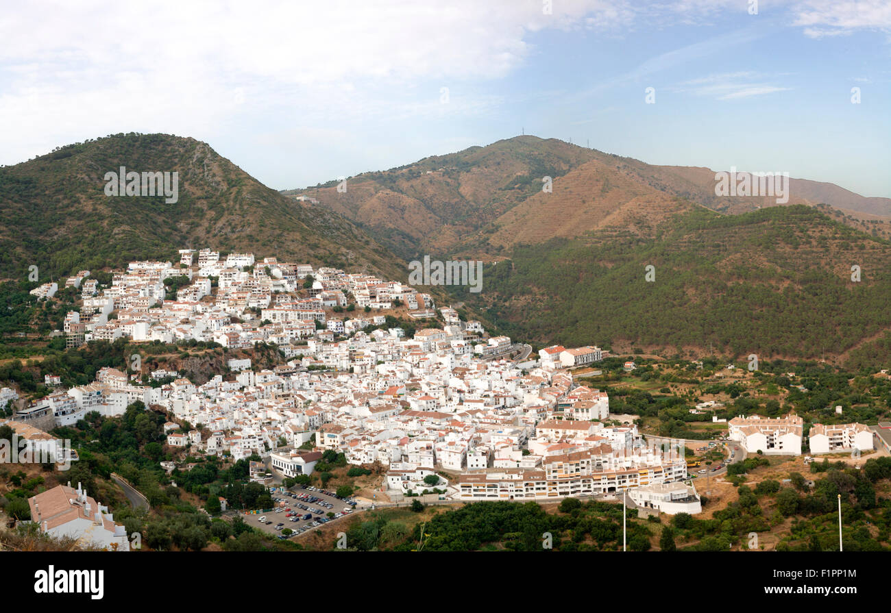 Vista aerea di Ojen , villaggio bianco su un lato di una collina vicino a Marbella, Spagna. Vista panoramica Foto Stock