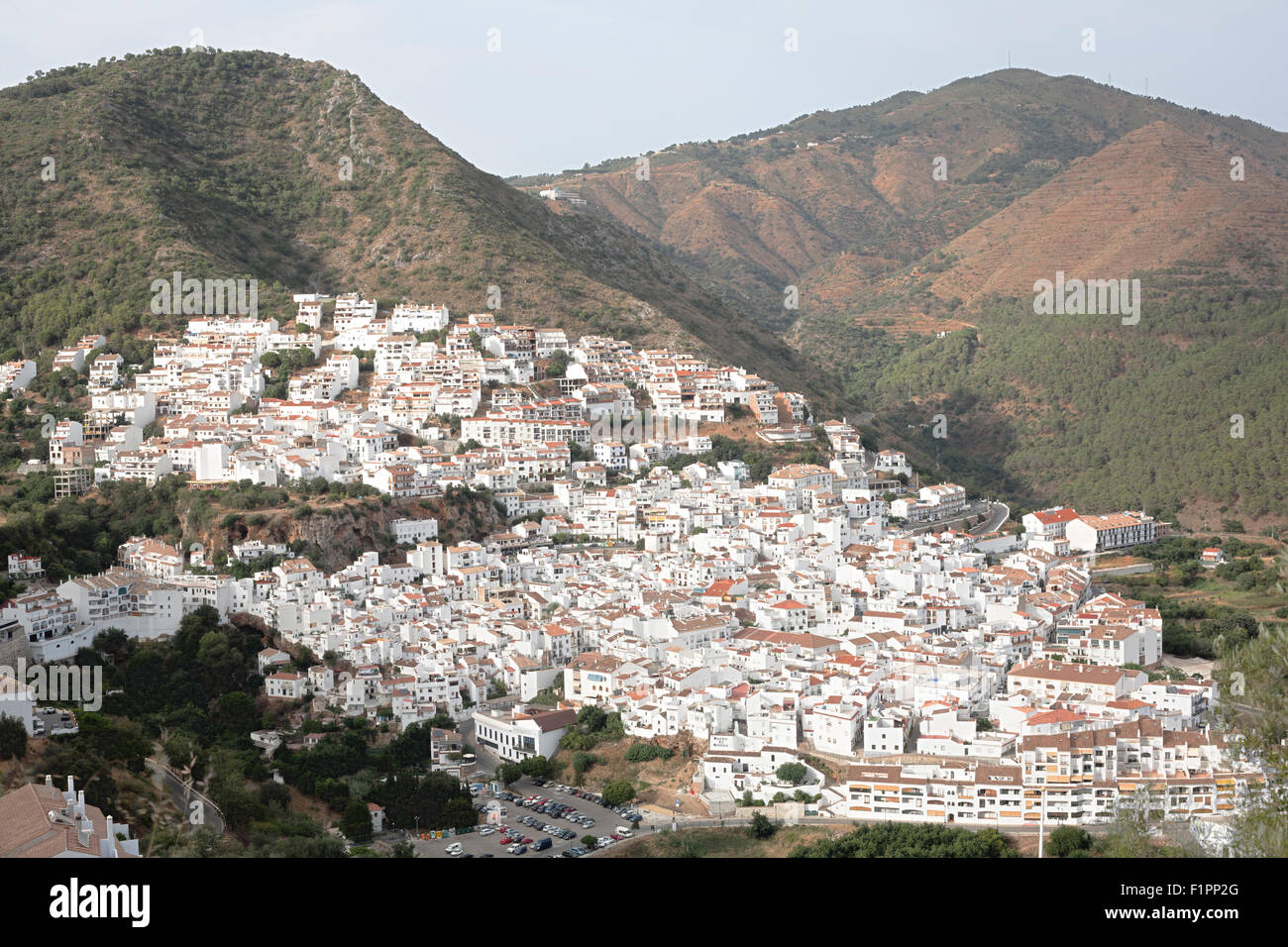 Vista aerea di Ojen, villaggio bianco su un lato di una collina vicino a Marbella, Spagna. HDR Foto Stock