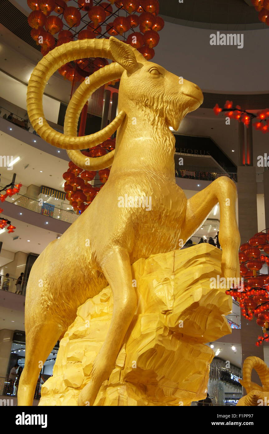 Statua di un golden ram, oroscopo cinese animale Foto Stock