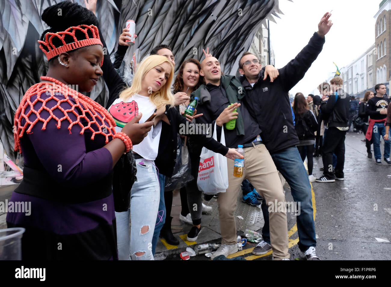 Un gruppo di persone in posa per una fotografia al carnevale di Notting Hill Foto Stock