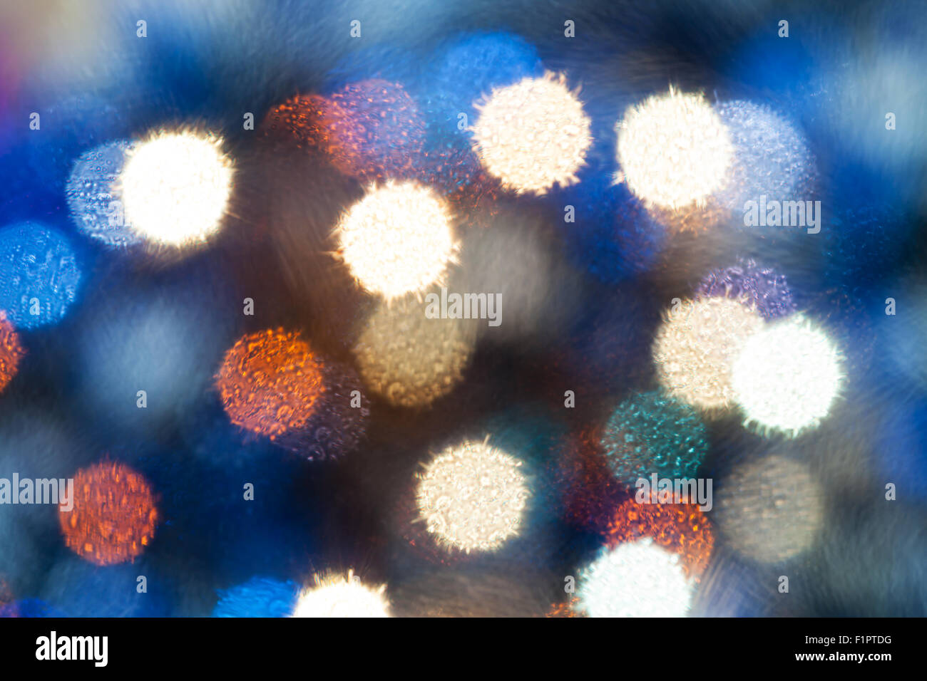 Abstract sfondo sfocato - blu scintillanti luci di Natale bokeh di fondo dal filtro morbido di le ghirlande elettriche su albero di Natale Foto Stock