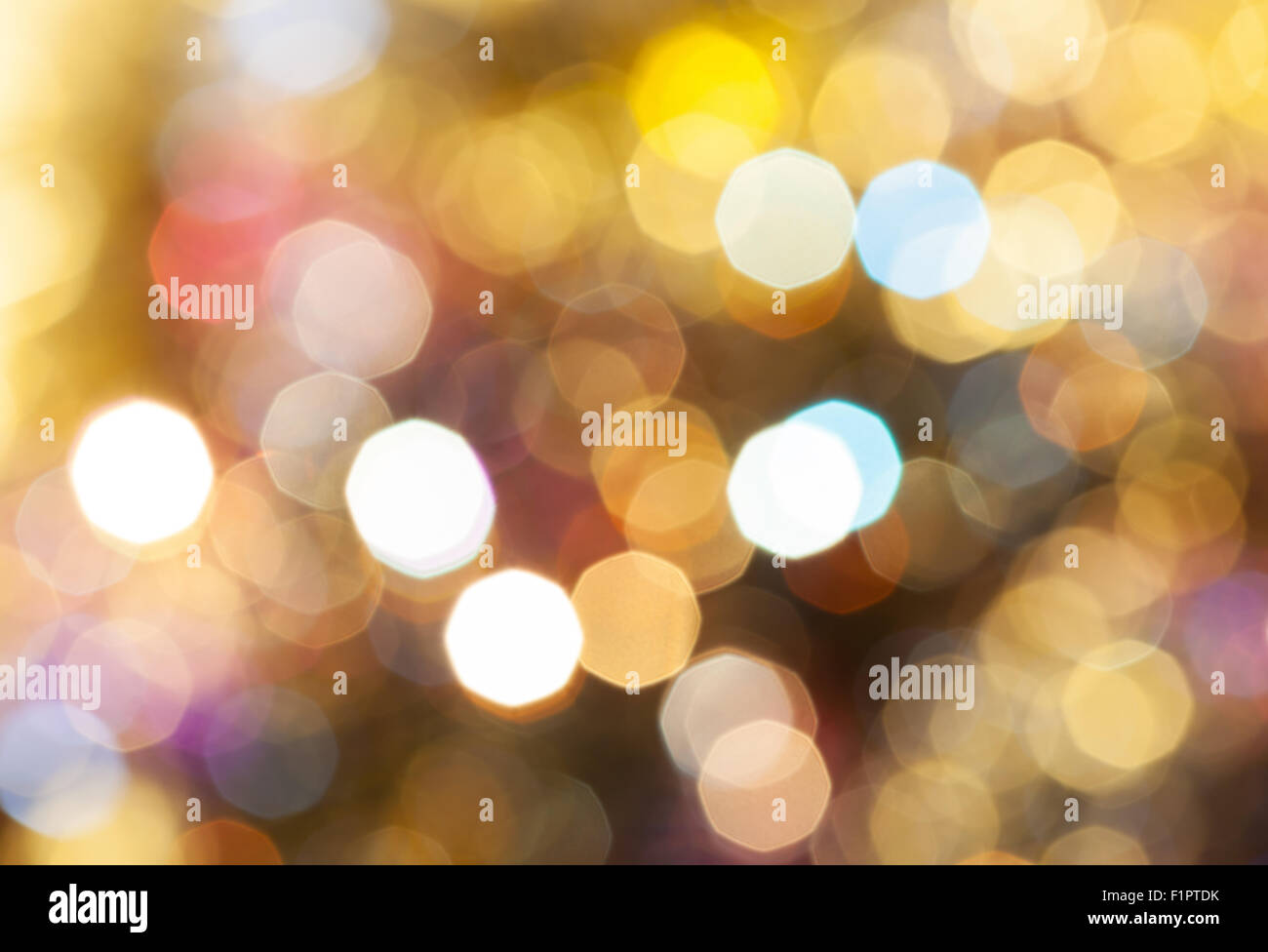 Abstract sfondo sfocato - marrone chiaro scintillanti luci di Natale bokeh di le ghirlande elettriche su albero di Natale Foto Stock