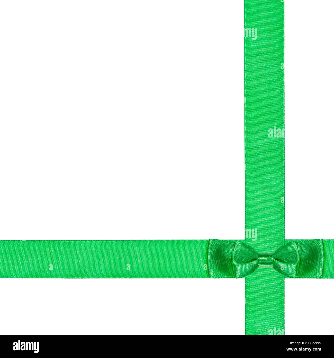 Doppio fiocco verde sul nodo di attraversamento di due nastri di seta isolati su sfondo bianco Foto Stock
