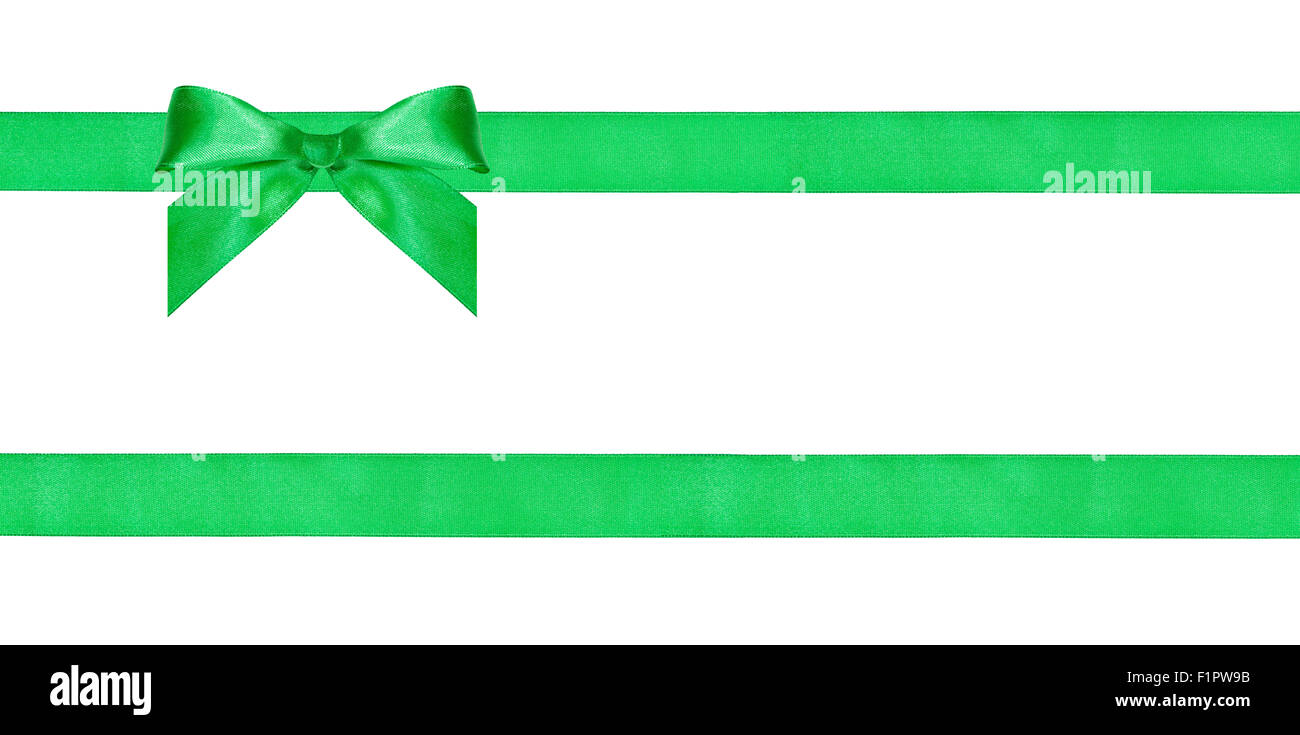 Una prua verde nodo sul parallelamente due nastri di seta isolati su sfondo bianco Foto Stock