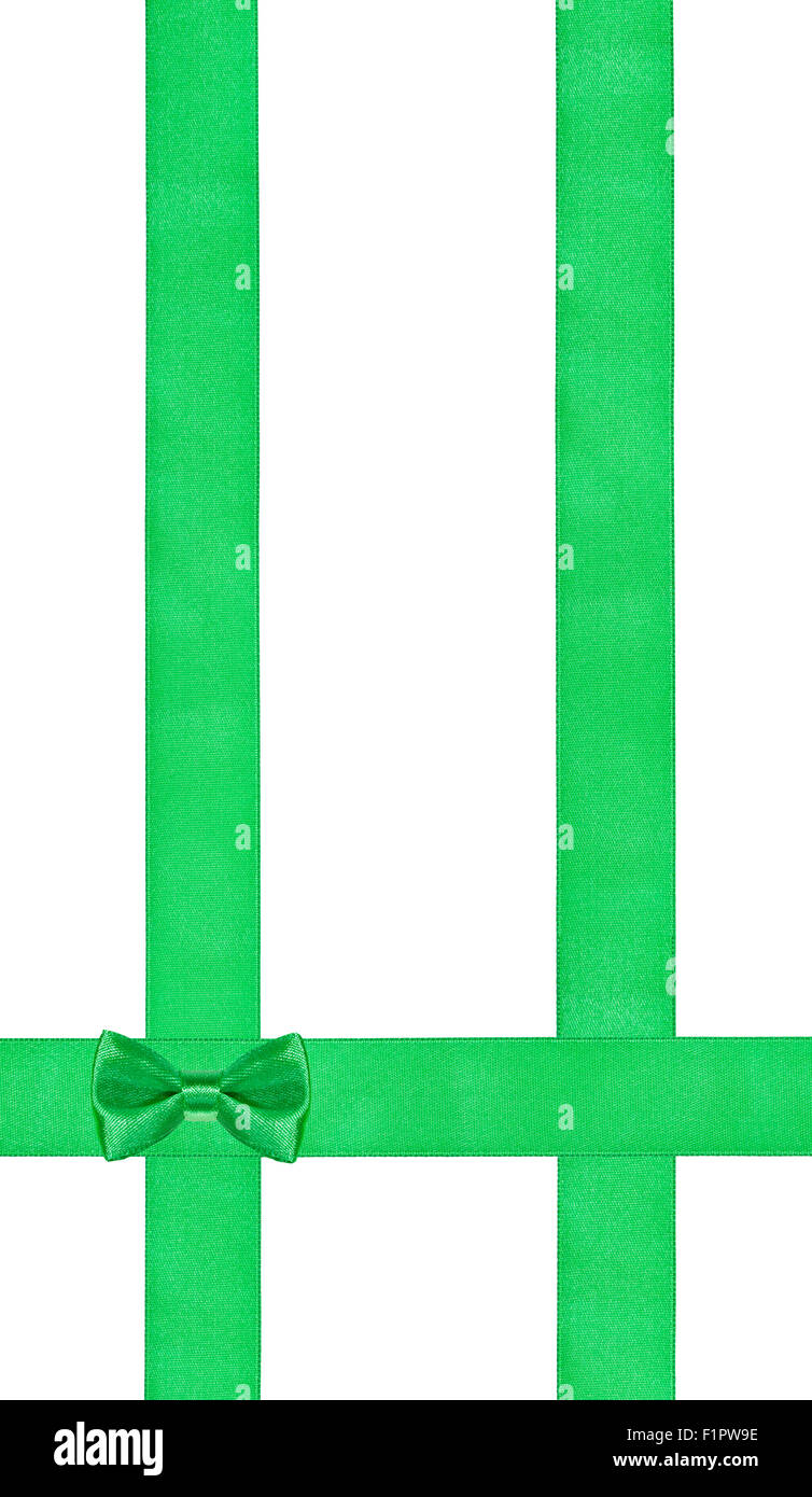 Poco verde nodo di prua sulla verticale di tre nastri di raso isolati su sfondo bianco Foto Stock