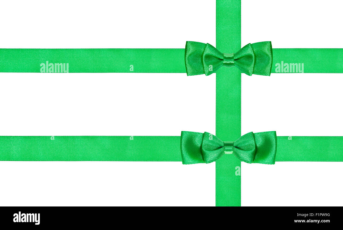 Due doppie poco verde nodi di prua su tre nastri di raso isolati su sfondo bianco Foto Stock