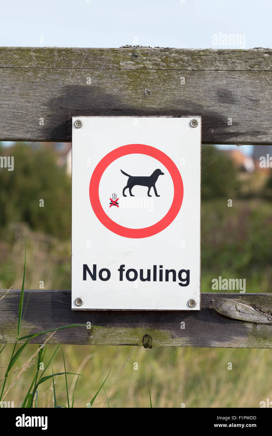 'Nessuna incrostazione' (da cani) firmare in un recinto in una riserva naturale di Fleetwood, nel Lancashire Foto Stock
