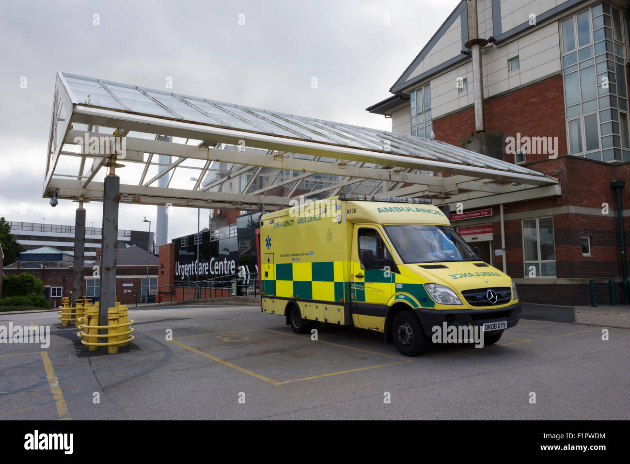 Ambulanza di emergenza al di fuori di A&E Ingresso di Blackpool Victoria Hospital di Blackpool, Lancashire Foto Stock