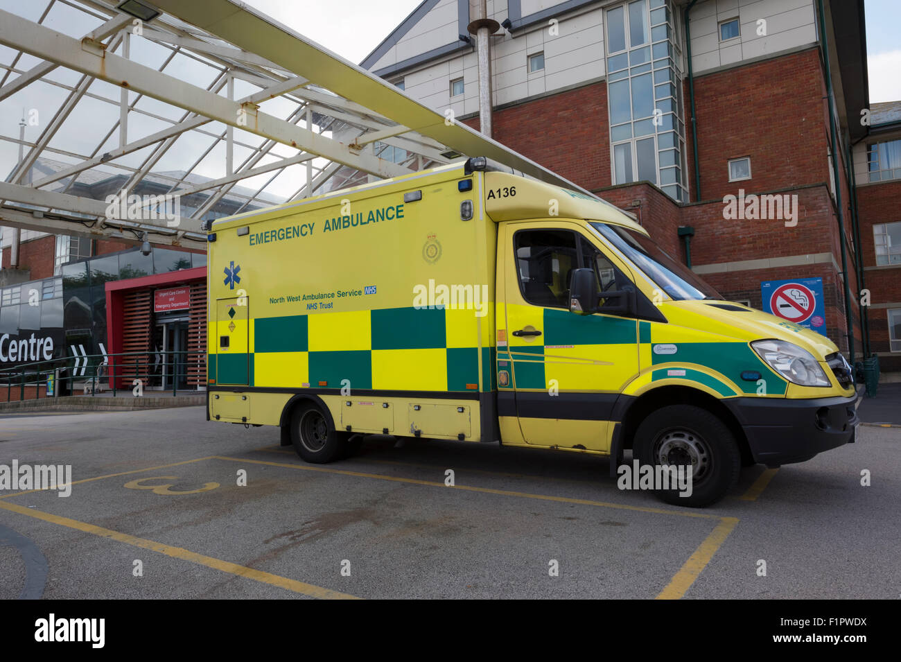 Ambulanza di emergenza al di fuori di a&e ingresso di blackpool victoria hospital di Blackpool, Lancashire Foto Stock