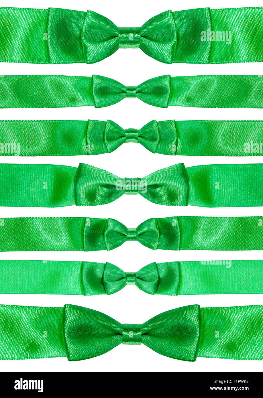 Set di prua simmetrica nodi sul verde nastri di raso isolati su sfondo bianco Foto Stock