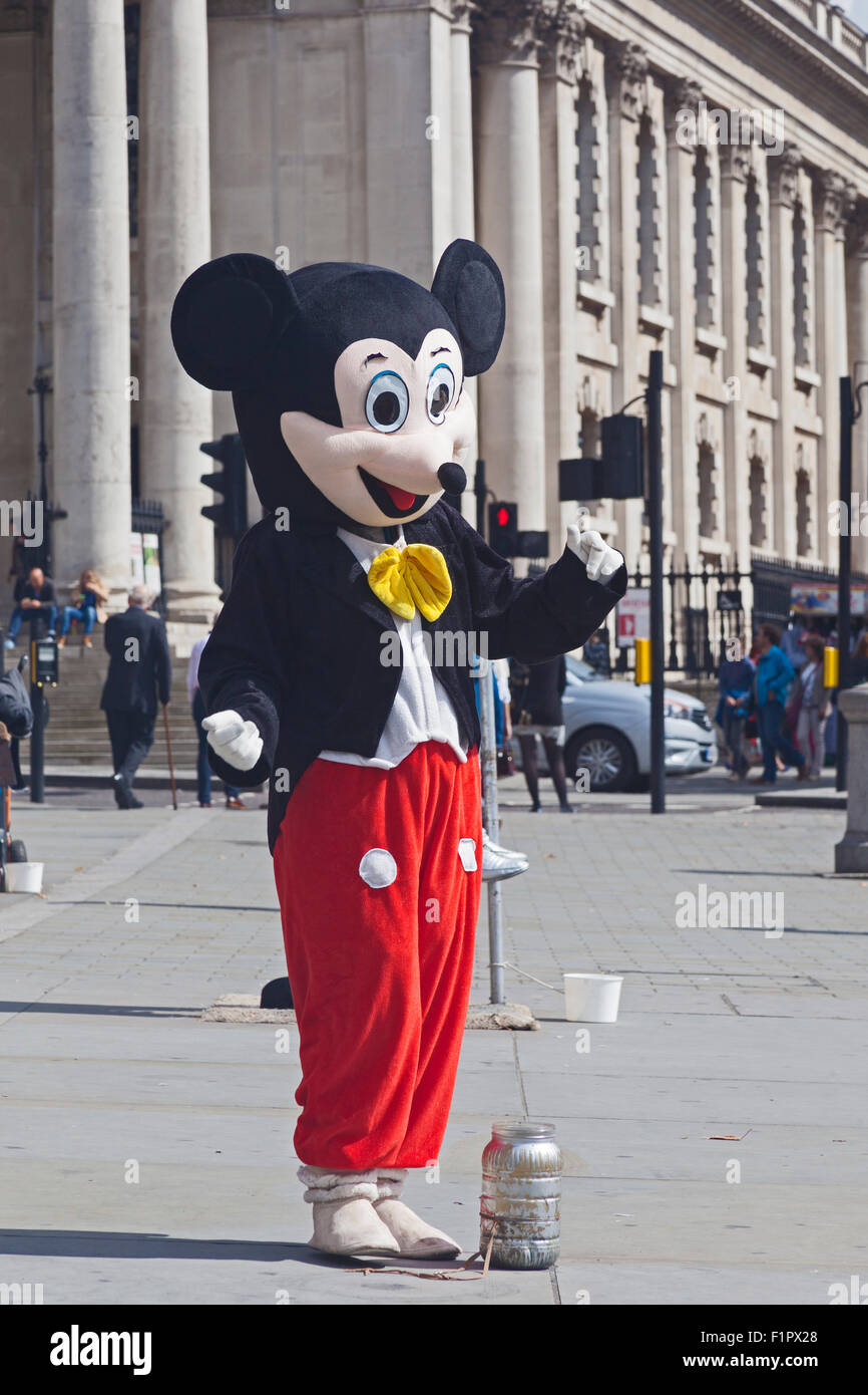Londra, Trafalgar Square Mickey Mouse divertente i turisti Foto Stock