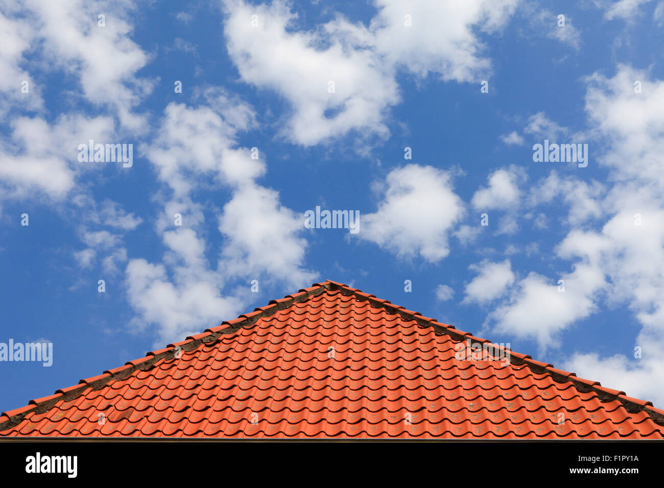 Tipico tetto con tegole blu cielo nuvoloso Foto Stock