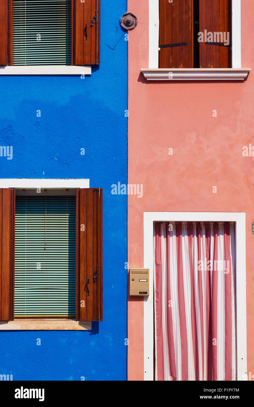 Blu e rosa case contigue Burano Laguna di Venezia Veneto Italia Europa Foto Stock