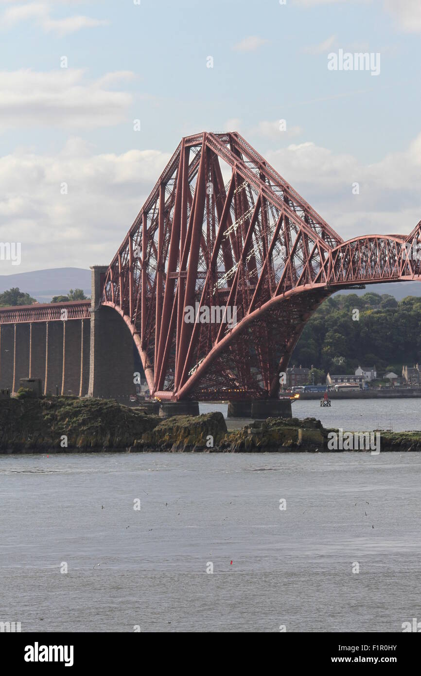 Isola di Inchgarvie e Ponte di Forth Rail Scozia Settembre 2015 Foto Stock