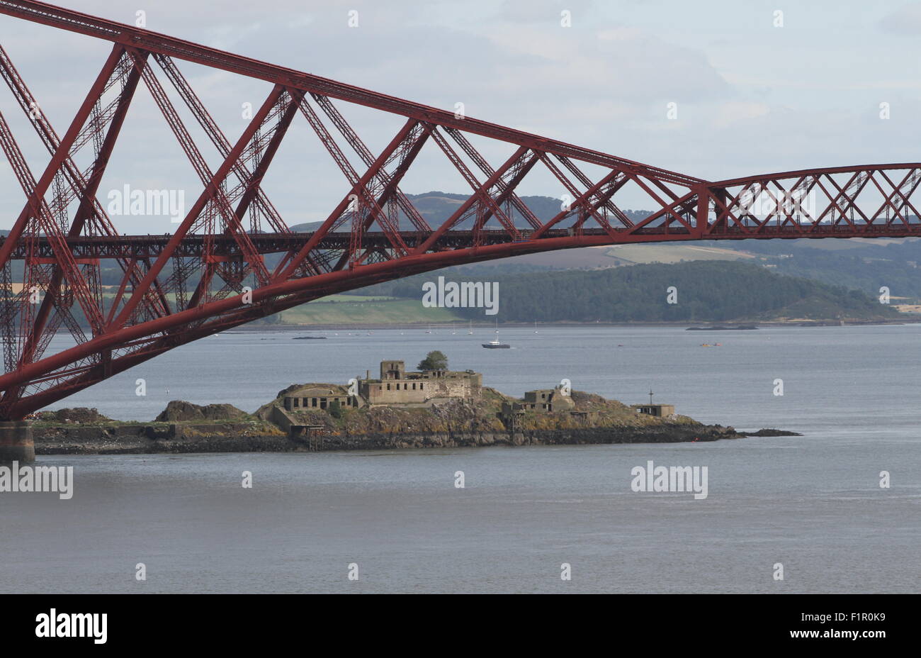 Isola di Inchgarvie e Ponte di Forth Rail Scozia Settembre 2015 Foto Stock