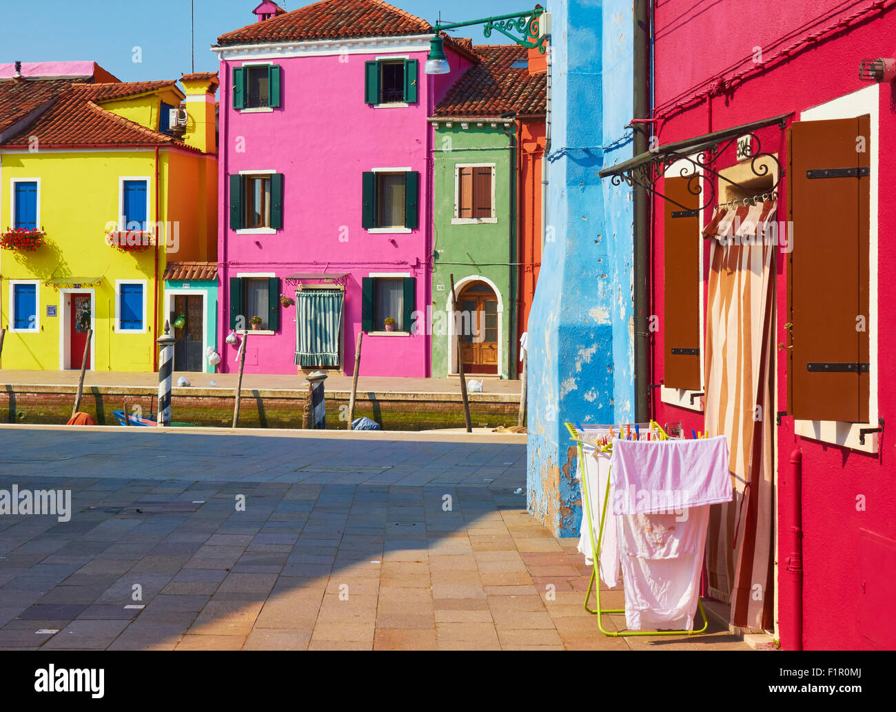 Piccolo quadrato del dipinto luminosamente case che si affacciano sul canal Burano Laguna di Venezia Veneto Italia Europa Foto Stock