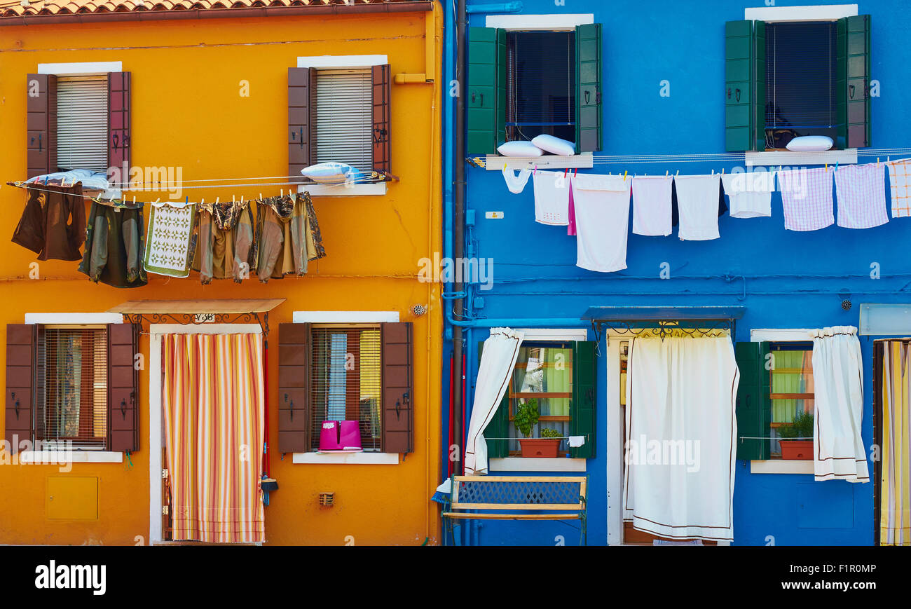 Il lavaggio di appendere fuori due colorate case di Burano Laguna di Venezia Veneto Italia Europa Foto Stock
