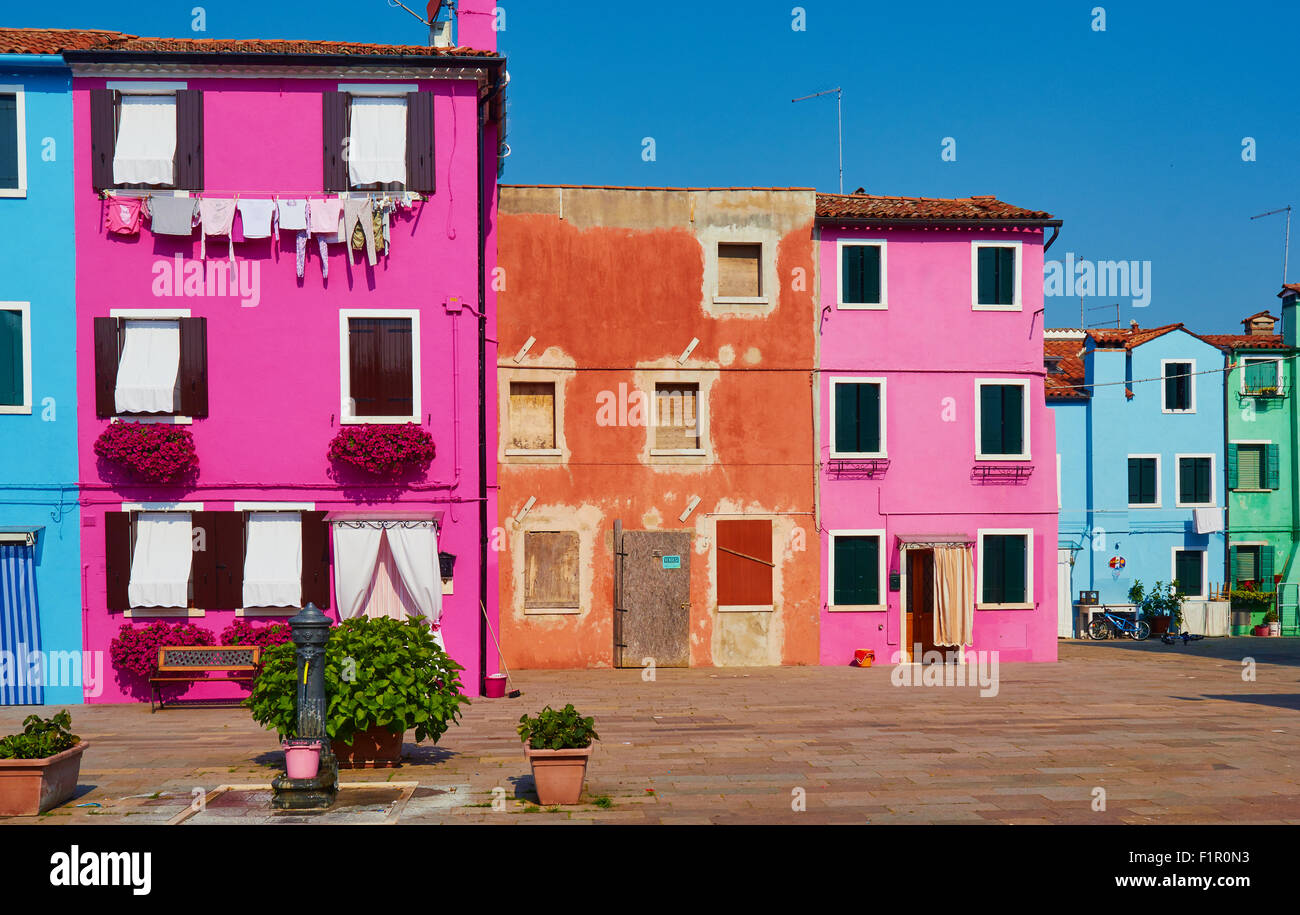 Varietà di diverse case vivacemente colorate Burano Laguna di Venezia Veneto Italia Foto Stock