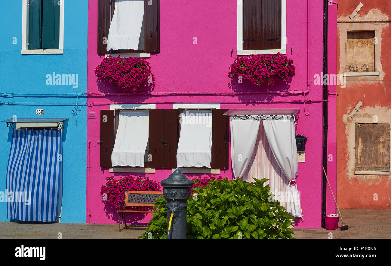 Fontana di acqua e case colorate Burano Laguna di Venezia Veneto Italia Europa Foto Stock