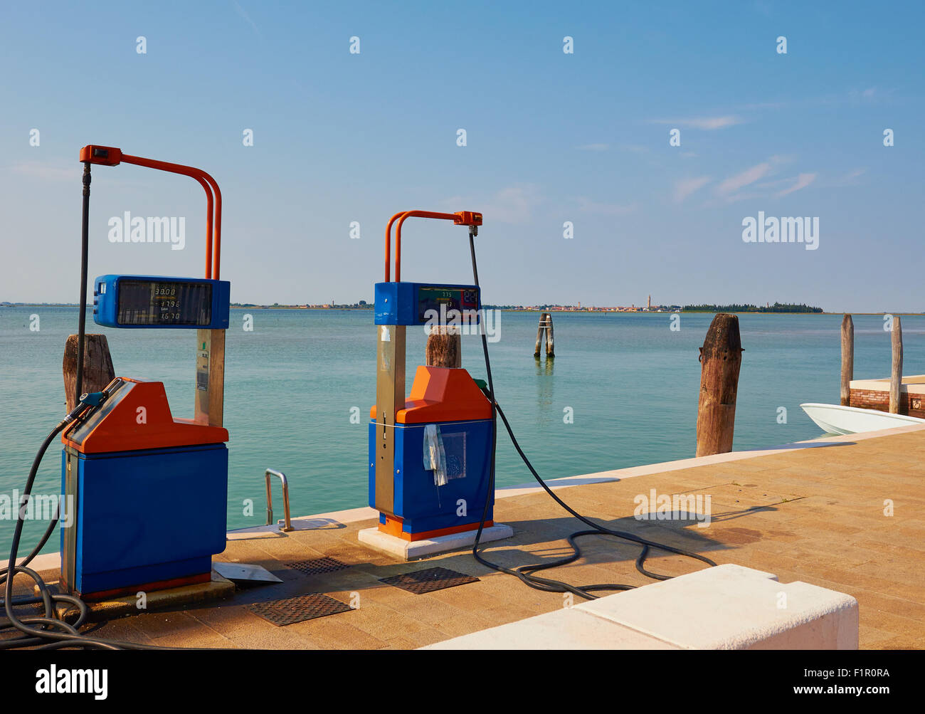 Le pompe di carburante per imbarcazioni su Sant'Erasmo nella laguna di Venezia Veneto Italia Europa Foto Stock