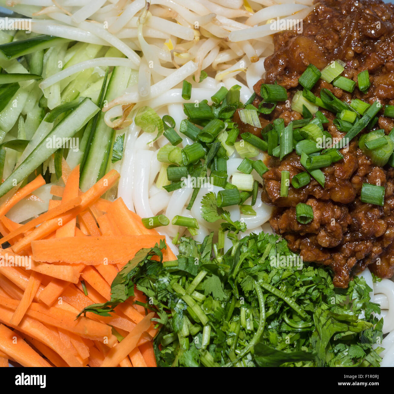 Zhajiang mian, con verdure, cinese cucina noodle Foto Stock