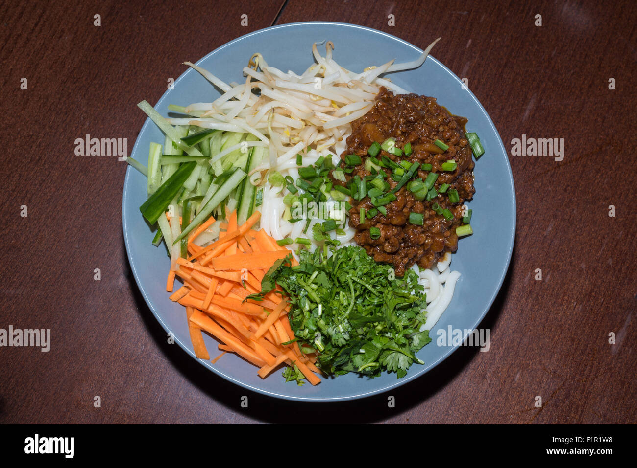 Zhajiang mian, con verdure, cinese cucina noodle Foto Stock