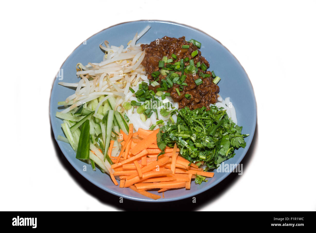 Zhajiang mian, con verdure, cinese cucina noodle Foto Stock