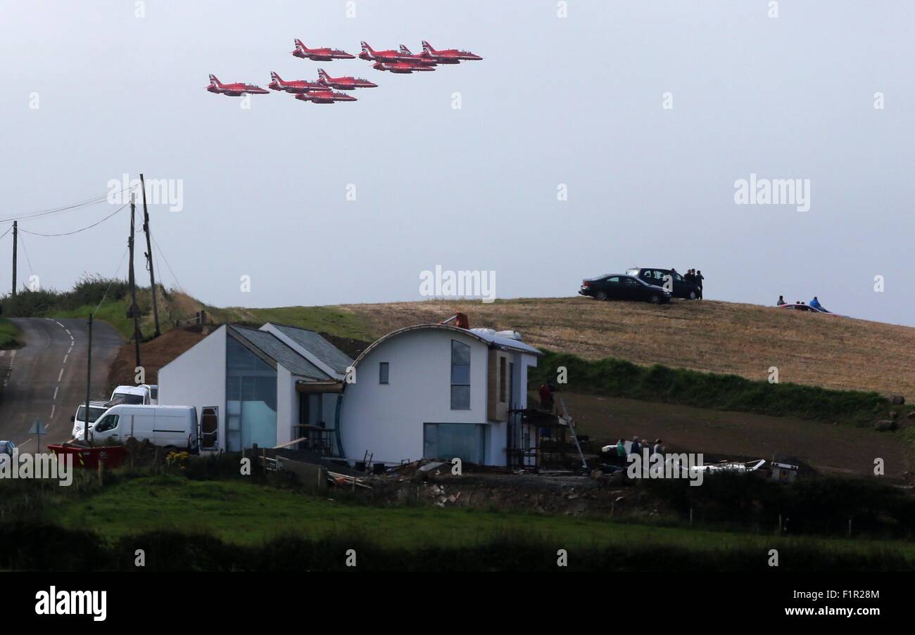 Donegal, UK. 5° settembre 2015.Portrush Co Antrim, con le colline di Co Donegal in background per le frecce rosse aerobatic display, come hanno aperto le onde dell'aria 2015 Domenica a Portrush Co Anrtrim. Credito: Steven McAuley/Alamy Live News Foto Stock