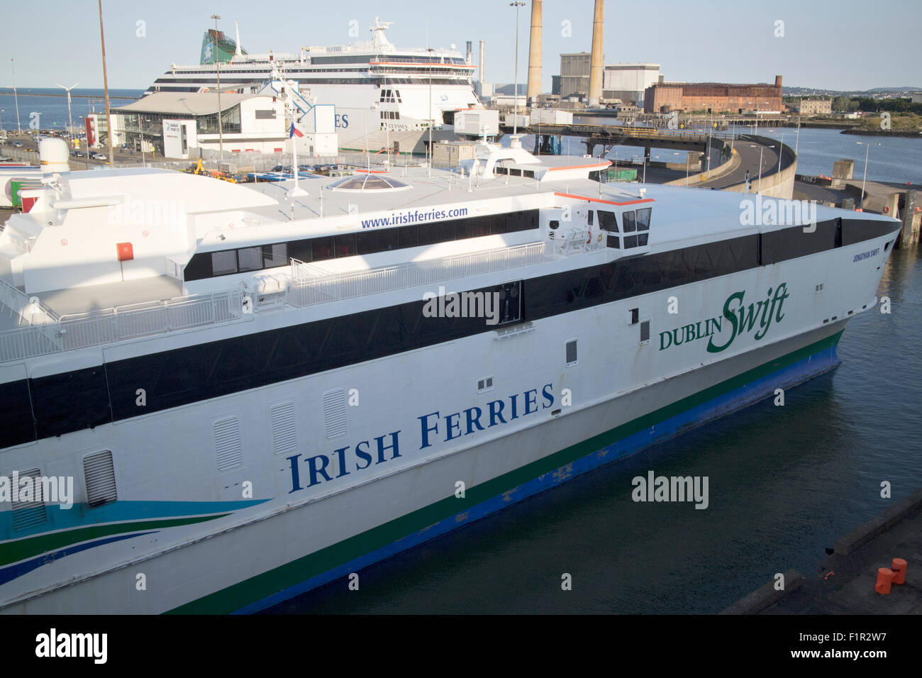 Irish Ferries porto traghetti con Jonathan Swift fast ferry porto di Dublino Repubblica di Irlanda Foto Stock