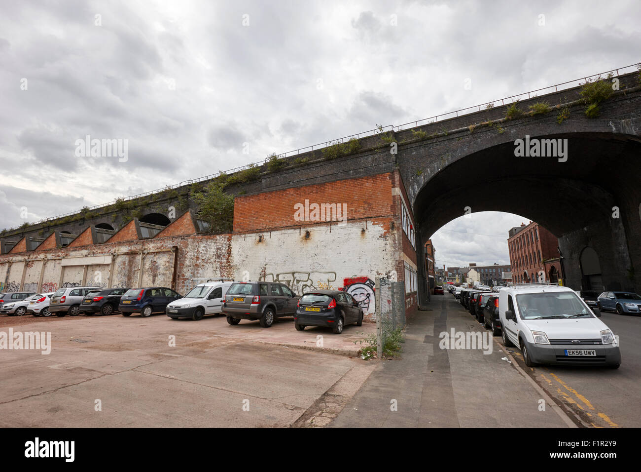 Viadotto ferroviario in oxford street ex area industriale di digbeth ora una zona di conservazione Birmingham REGNO UNITO Foto Stock
