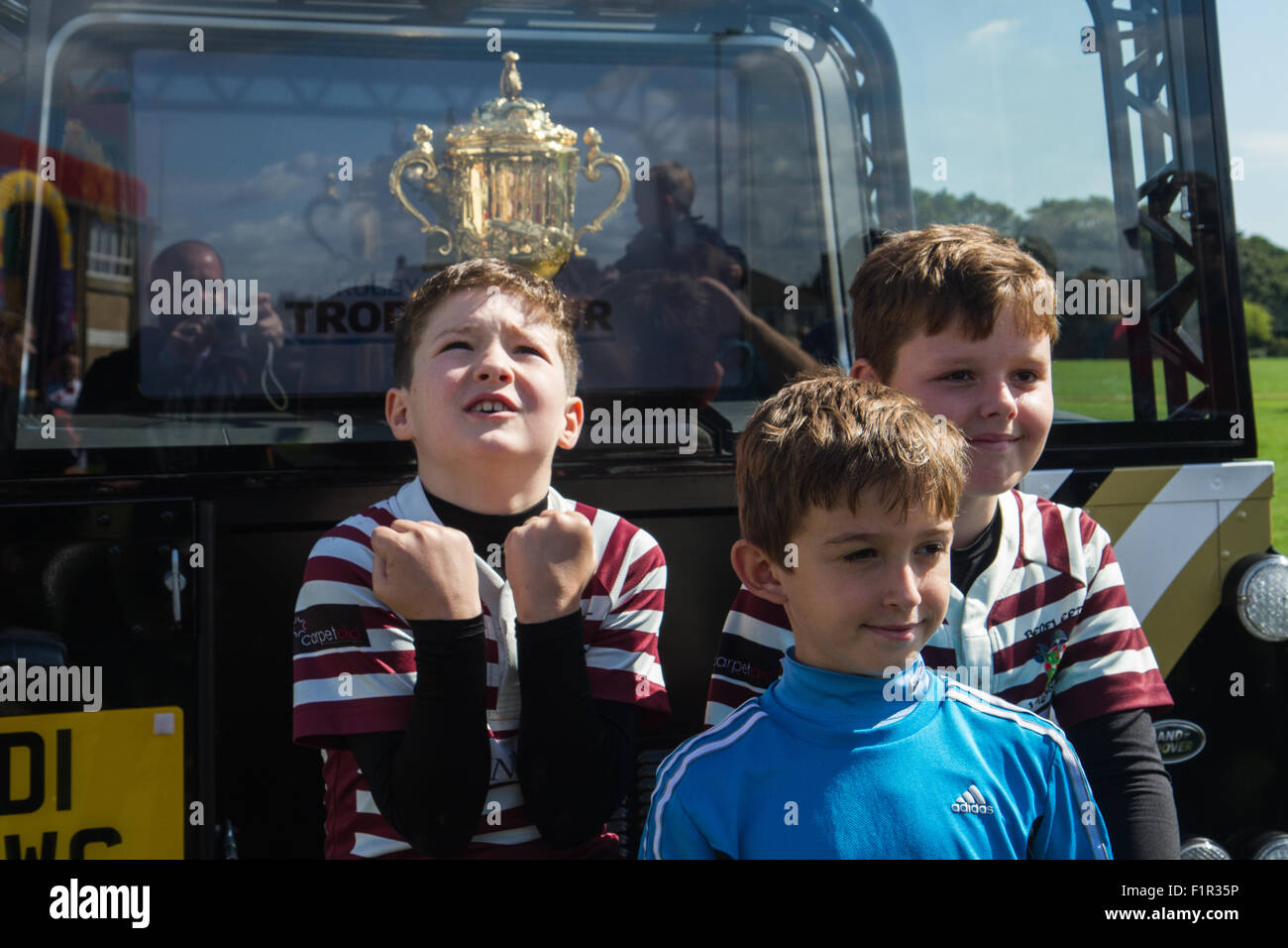 Londra, Regno Unito. Il 6 settembre 2015. Un ragazzo viene eccitato come egli è fotografato con la Webb Ellis Cup sul display all'East London RFC come si va in giro per il Regno Unito e Irlanda del Nord per la Coppa del Mondo di Rugby Trophy Tour. Credito: Elsie Kibue/Alamy Live News Foto Stock