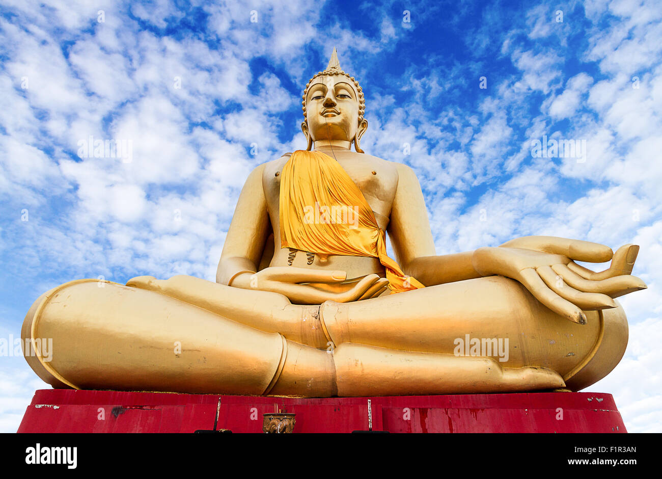 Grandi bellissime statue di Buddha contro il cielo,THAILANDIA Foto Stock