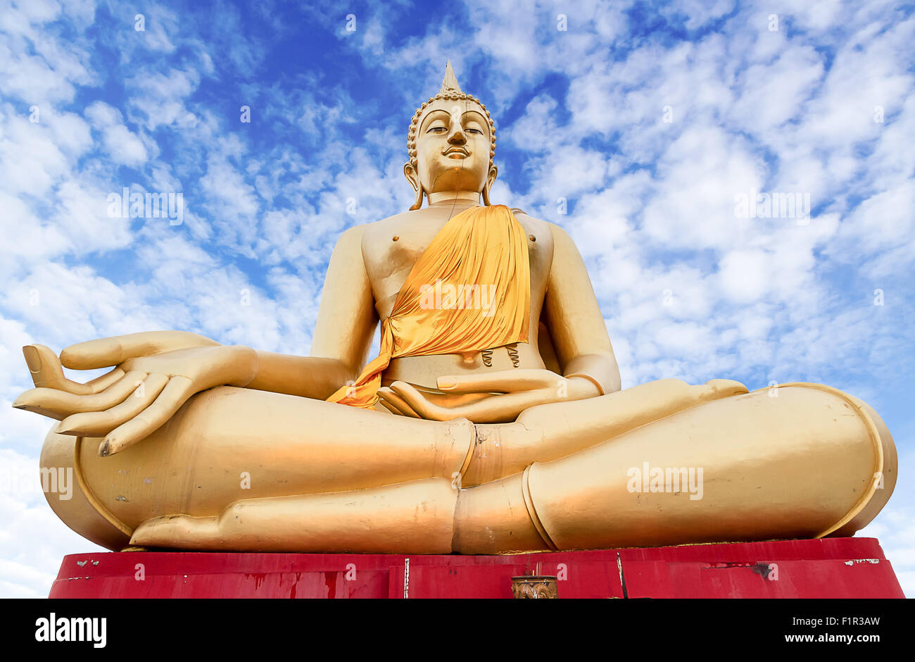 Grandi bellissime statue di Buddha contro il cielo,THAILANDIA Foto Stock