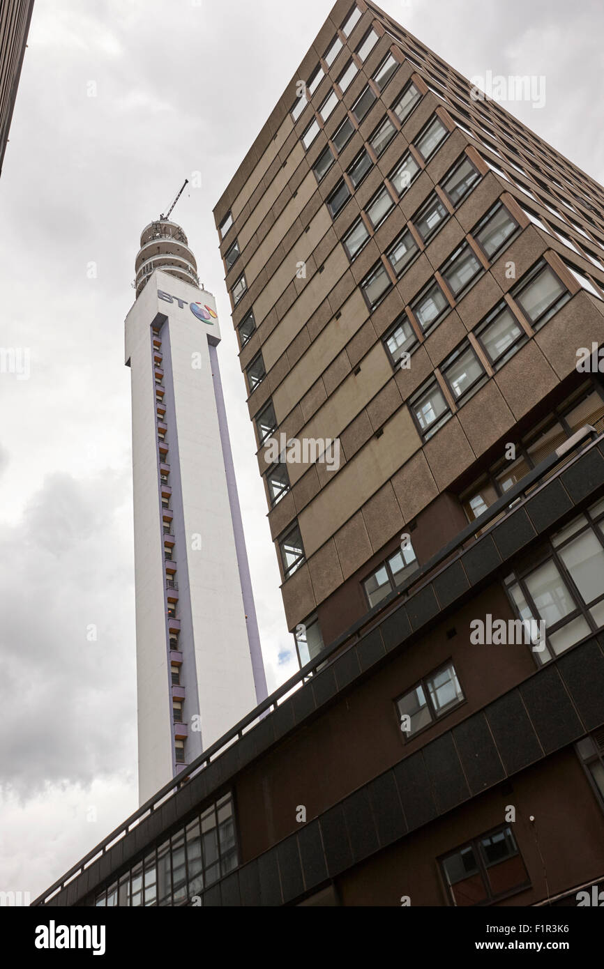 La BT Tower e millennium edificio di appartamenti Birmingham REGNO UNITO Foto Stock