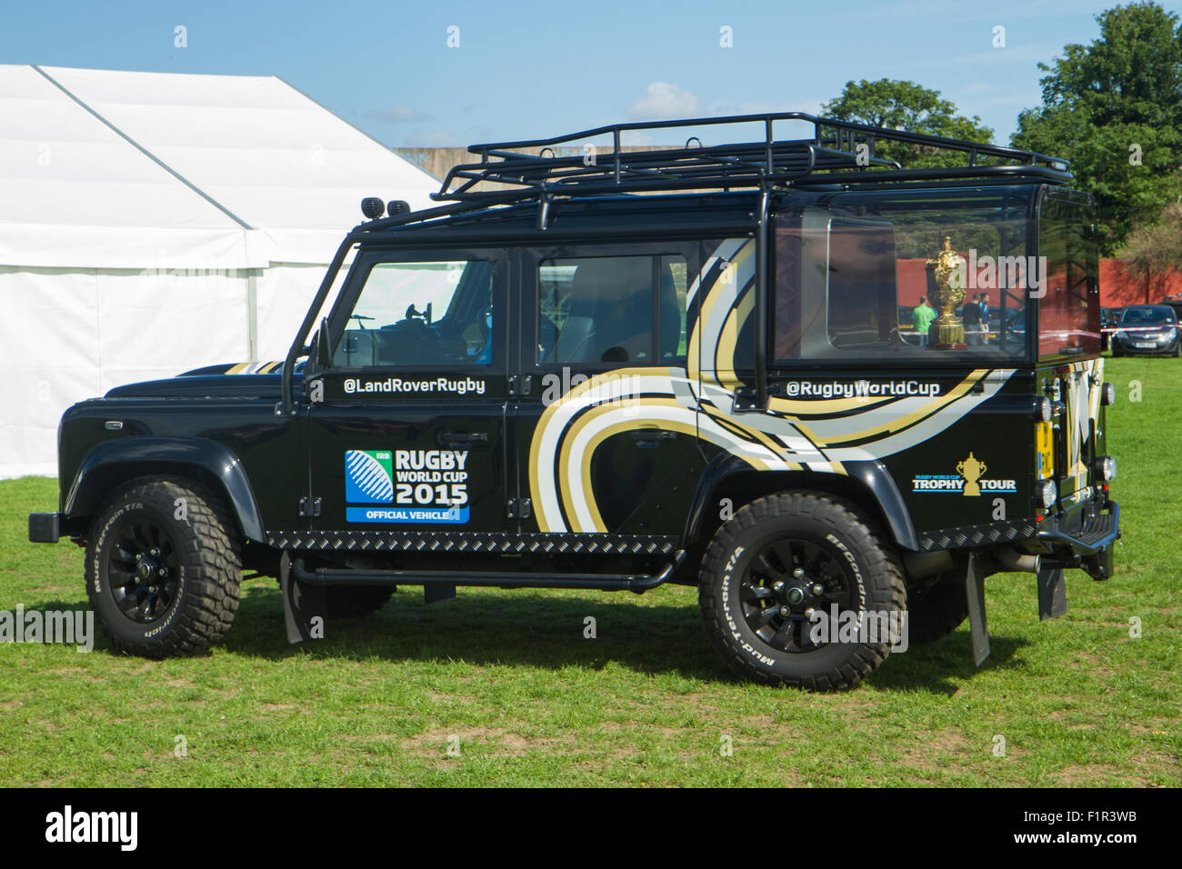 Londra, Regno Unito. Il 6 settembre 2015. La Webb Ellis Cup arriva a East London RFC come si va in giro per il Regno Unito e Irlanda del Nord per la Coppa del Mondo di Rugby Trophy Tour. Credito: Elsie Kibue/Alamy Live News Foto Stock