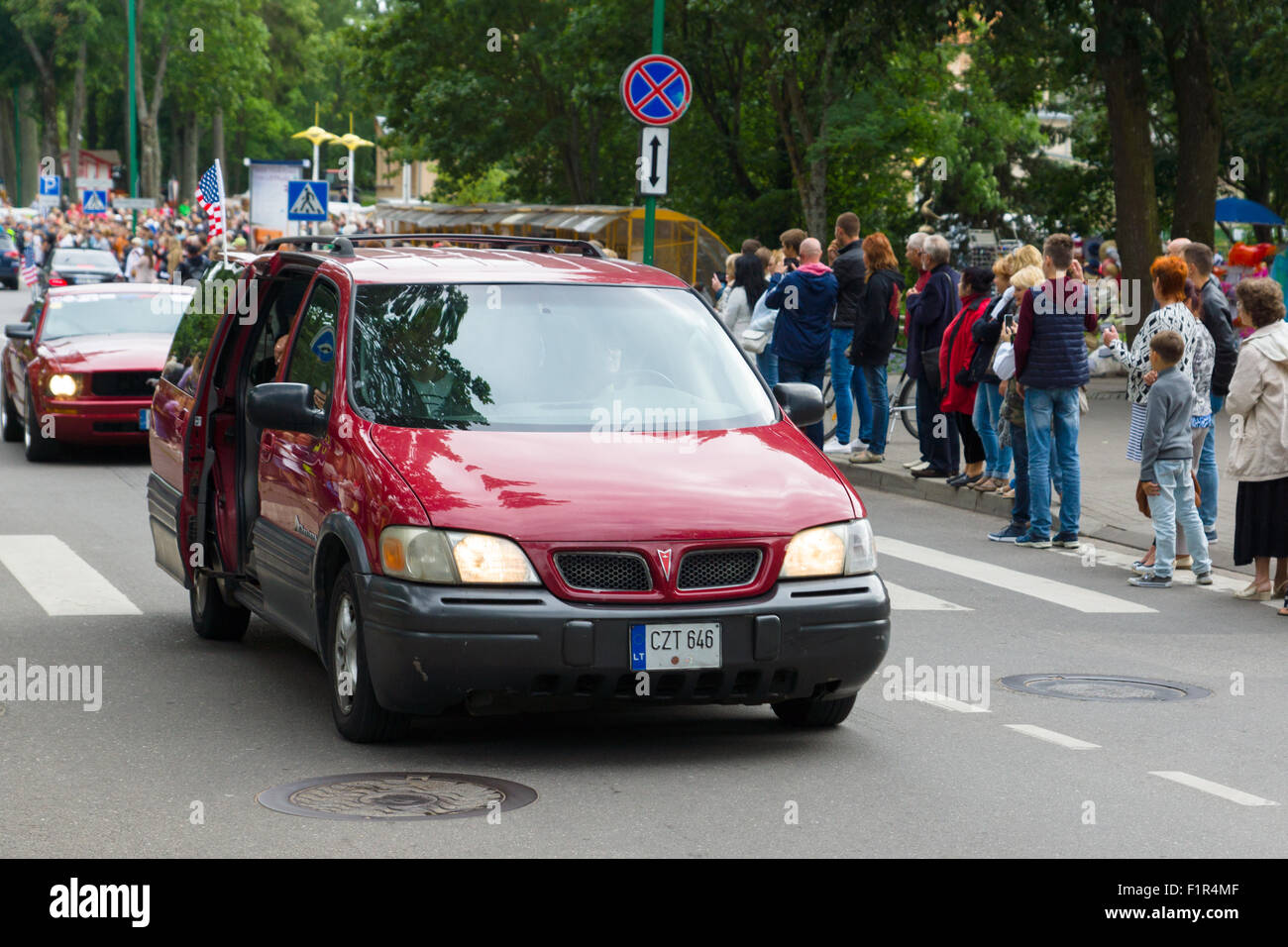 Palanga, Lituania - 01 agosto 2015: il movimento dei partecipanti di spirito americano 2015 giù per la strada della città Palnga Foto Stock